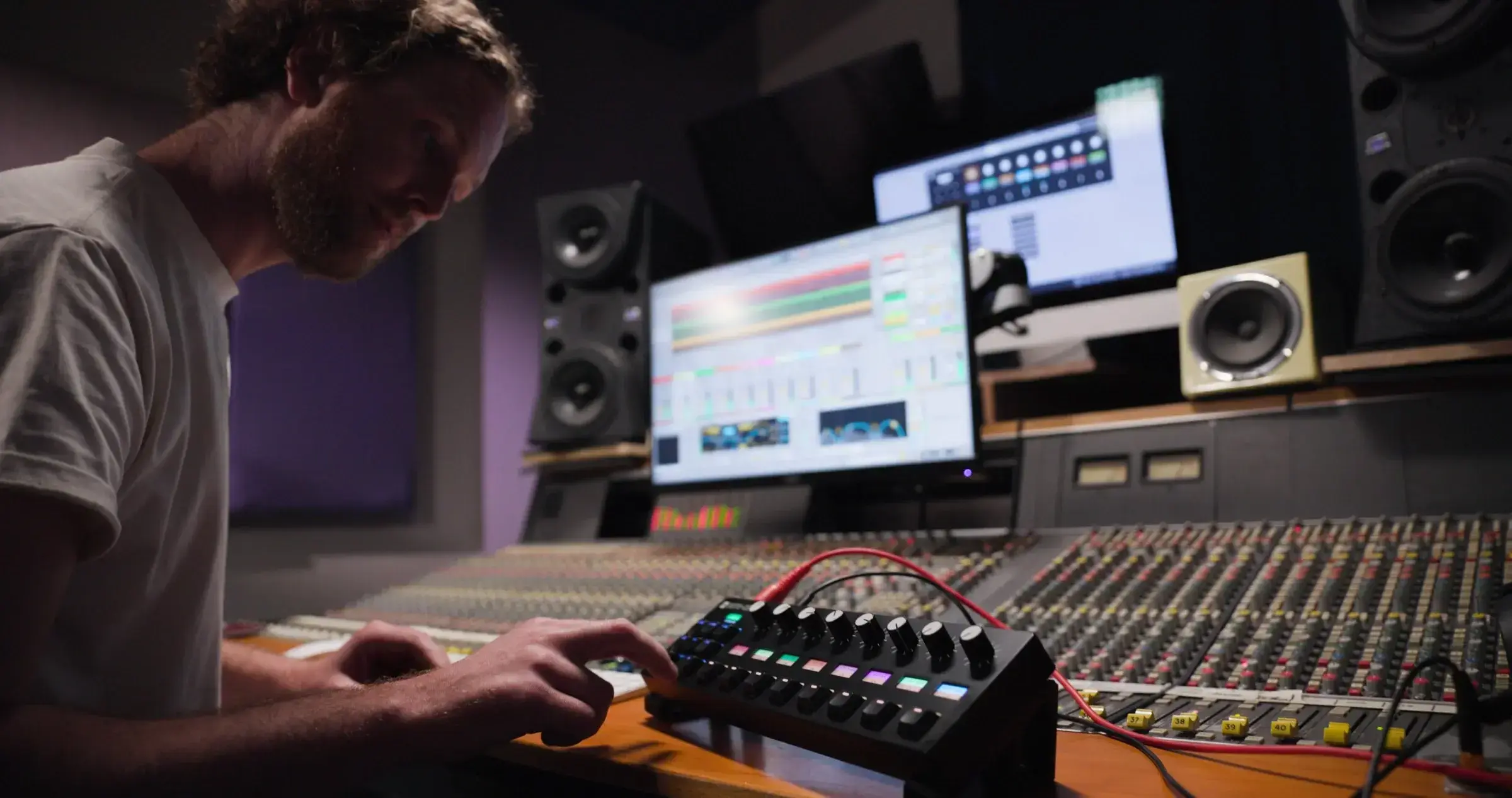 03038400_1.webp
